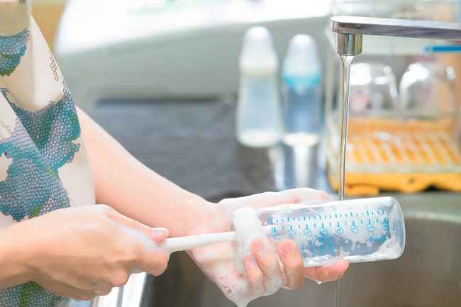 Pastikan Nutrisi si Kecil Terpenuhi dengan ASI, MPASI, dan Sabun Cuci Botol Terbaik