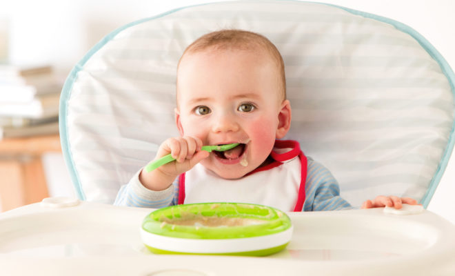 Tips Mudah Mengajarkan Si Kecil Makan Sendiri