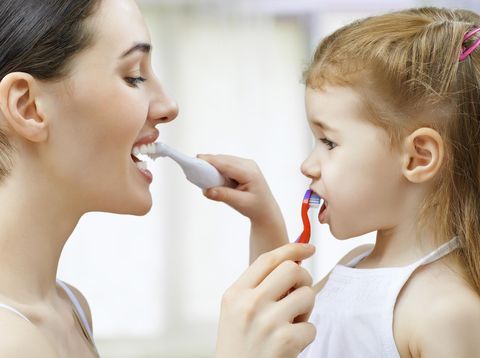 4 Cara Menyikat Gigi Bayi Tanpa Membuatnya Menangis