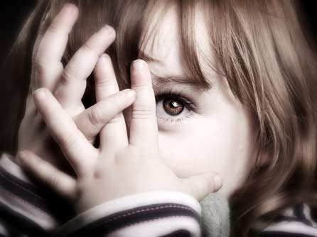 Trik Mengatasi Si kecil yang pemalu saat bertemu orang baru