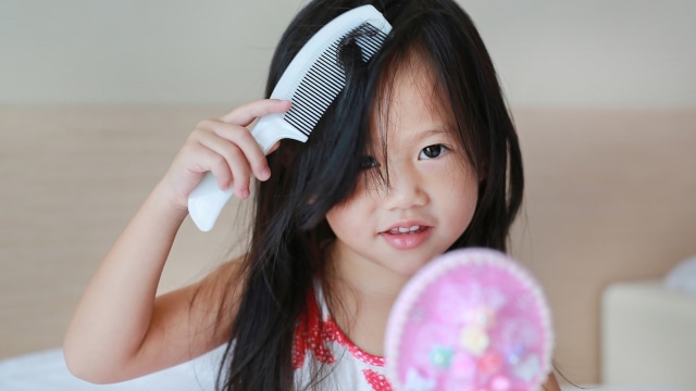Tips Merawat Rambut Panjang Anak Perempuan agar Halus dan Bagus